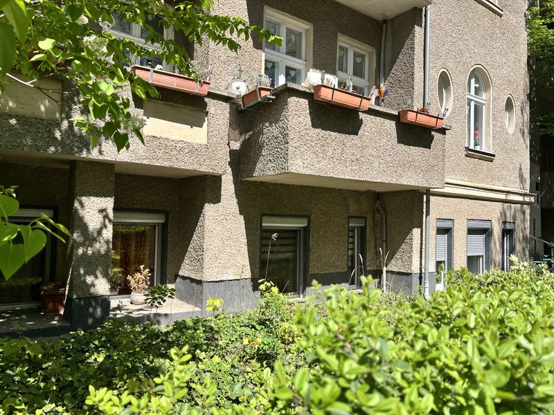 Bezugsfreie 2-Zimmer-Altbauwohnung mit Balkon Nahe Schlosspark